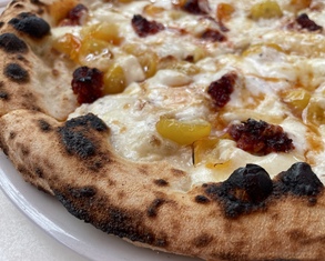 the monalizza pizza with yellow tomatoes and 'nduja